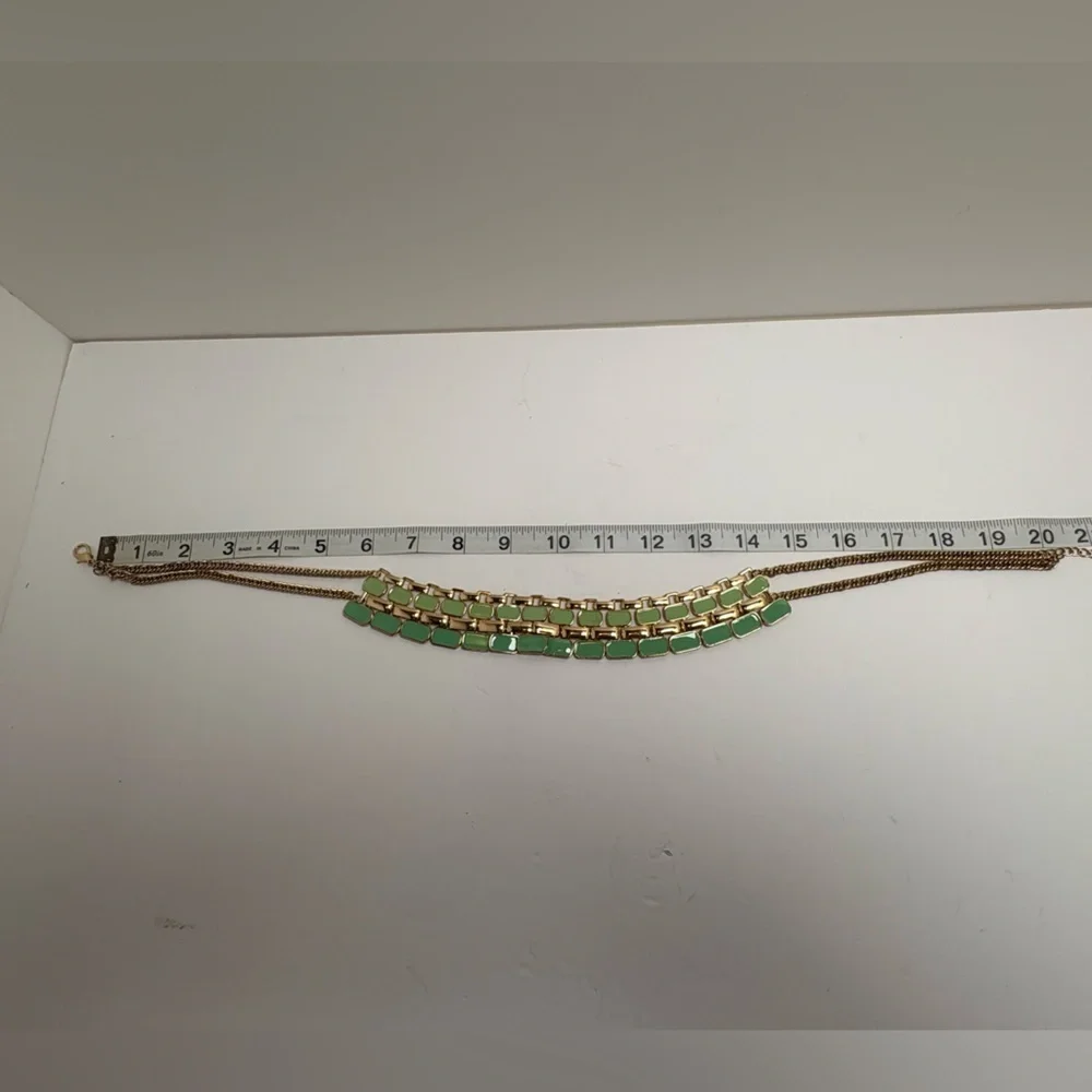Gorgeous Vintage Inspired Gold Tone and Green Bib-Style Necklace - Picture 8 of 9